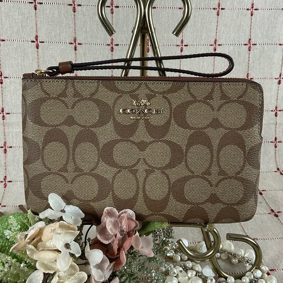 COACH Signature Large Corner Zip Wristlet Wallet Clutch Lg Logo 6648 IME74 New - Picture 1 of 5